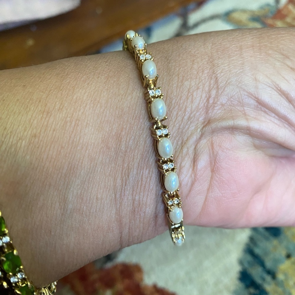 Vintage AVON Pearl Crystal Bracelet - Picture 4 of 5